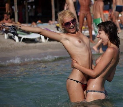 kazantip-two-happy-topless-chicks.jpg (600×523)