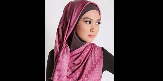 Gaya hijab ini cocok digunakan wanita karir. Gayanya yang unik namun tetap simpel bisa diterapkan untuk Anda yang tidak punya waktu banyak untuk berdandan, namun ingin tetap gaya.  Dengan gaya jilbab cantik ini Anda bisa lebih semangat bekerja dan percaya diri. 