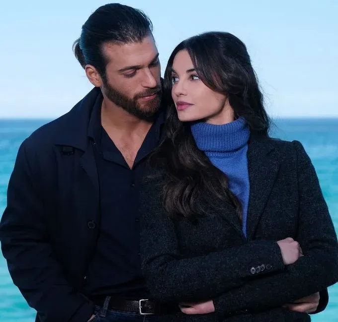 Can Yaman got furious with his followers: one of his fan pages shared a video from the set of "Viola come il mare" (Viola like the sea). The scene is crucial.