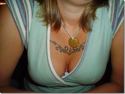 Tatoo Unik Di Dada Wanita (3)