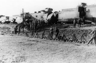 Военнослужащие 14-й пехотной дивизии вермахта у разбитого польского бронепоезда в районе города Блоне.