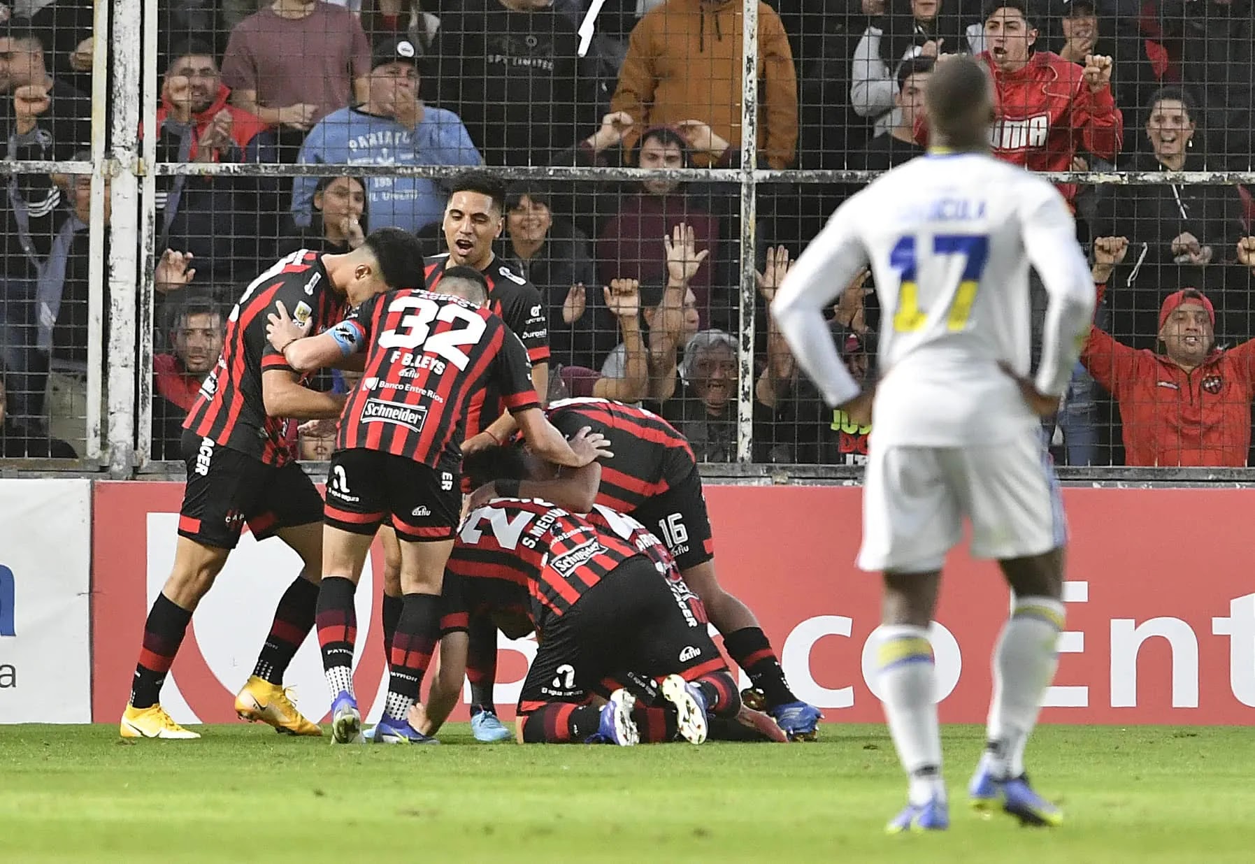 Boca Juniors tuvo una dura derrota ante Patronato, en Paraná, por 3 a 0, con goles de Axel Rodríguez, Alexander Sosa y Jonas Acevedo, y suma seis caídas en once partidos disputados en la Liga Profesional