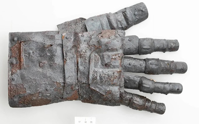 Ελβετοί αρχαιολόγοι ανακάλυψαν γάντι του 14ου αιώνα στο Κάστρο Kyburg