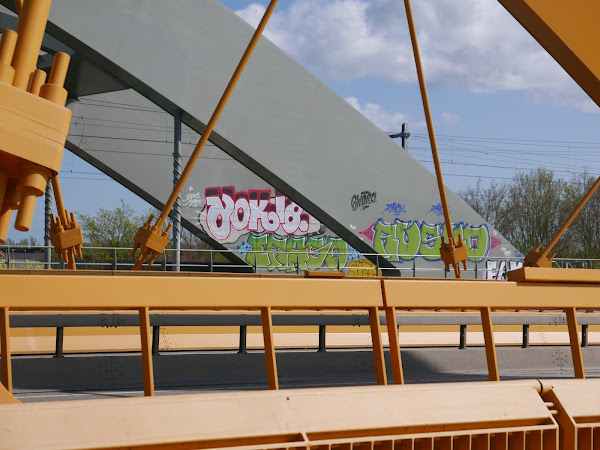 Graffiti op brug