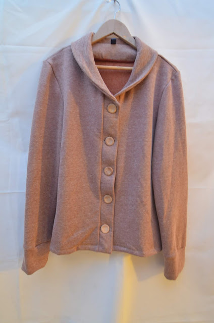 Newcatle cardigan with small collar and wood-effect buttons