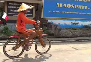 (Antara)-Bermula dari kegiatan mengisi waktu luang, seorang warga Magetan, Jawa Timur, kini justru dikenal karena aktivitasnya tersebut. Yakni memanfaatkan batang pohon bambu untuk dijadikan sepeda.