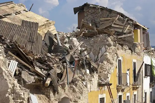 gambar runtuhan rumah akibat gempa bumi