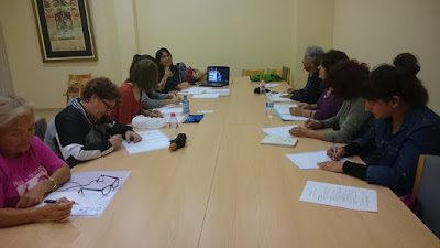 La coach Adela Meniola y las alumnas del taller de Lidera en Femenino durante el desarrollo de una clase