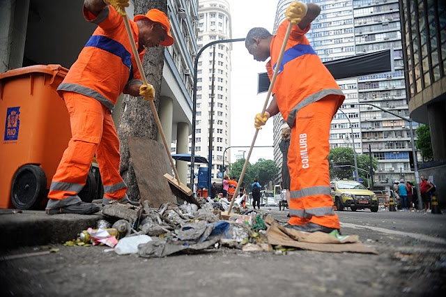 Ao longo dos 15 anos trabalhando como gari na cidade de São Paulo, Carlos Nério Barbosa nunca imaginou que um dia sentiria tanto receio de ir para as ruas fazer a coleta de resíduos. Enquanto parcela do país está em quarentena, ele faz parte dos trabalhadores de atividades essenciais que não puderam paralisar seus serviços em meio à pandemia da covid-19.