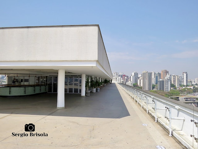 Vista ampla de parte do terraço panorâmico do Museu de Arte Contemporânea na Vila Mariana