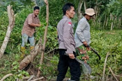 Bhabinkamtibmas ini Ikut Gotong Royong Bersama Warga di Desa Binaannya