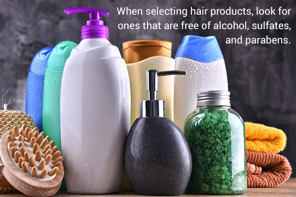 غالبًا ما يؤدي استخدام منتجات الشعر التي تحتوي على مواد كيميائية مثل بيروكسيد الهيدروجين ، وبيروكسيد الصوديوم ، والسيليكون ، والتبييض ، والبرمس ، والبارابين ، والكحول إلى تلف الشعر. هذه المواد الكيميائية