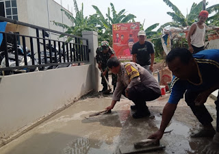 Bhabinkamtibmas Bersama Babinsa Dan Warga Bergotong Royong Perbaiki Jalan Lingkungan