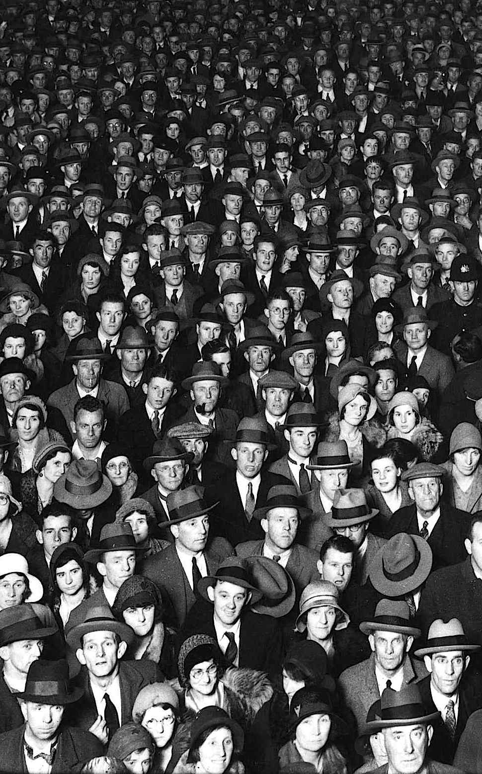 a 1931 crowd of spectators facing the camera in a photograph