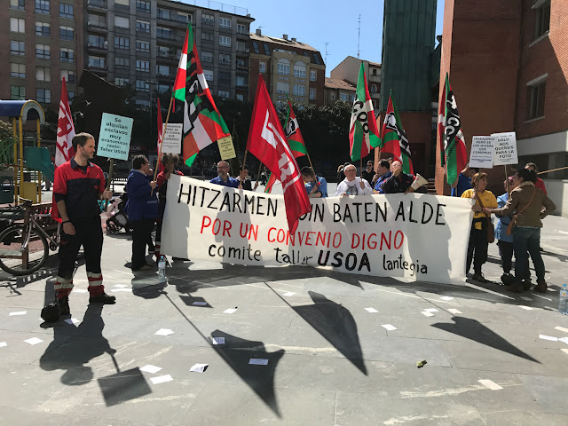 Concentración de trabajadores de Usoa ante el Ayuntamiento de Barakaldo