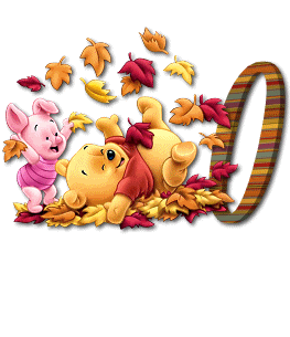 Abecedario de Winnie the Pooh Bebé Jugando en las Hojas de Otoño.