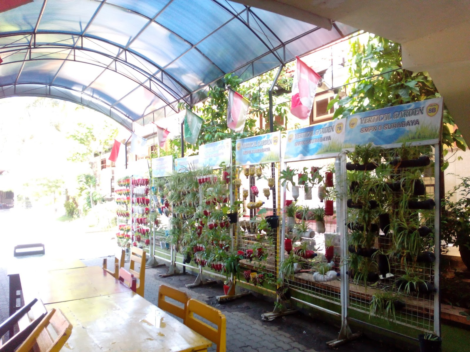 Bagian dalam English Zone Terdapat Vertical Garden dari berbagai kelas yang ditaruh disini