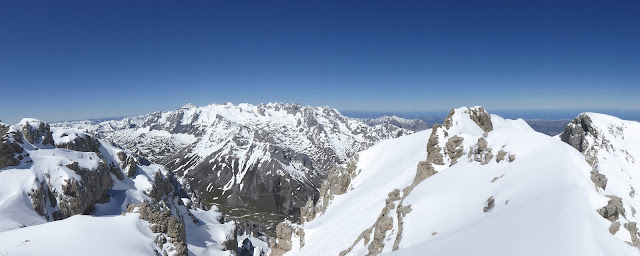 Fernando Calvo Guia de alta montaña UIAGM en Picos de Europa , escaladas y ascensiones #rab #lowealpine #campcassin #redchiliclimbing #oakleyeurope 