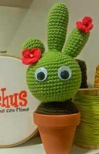 http://blog.bichus.es/2014/08/cactus-amigurumi-patron-paso-paso.html