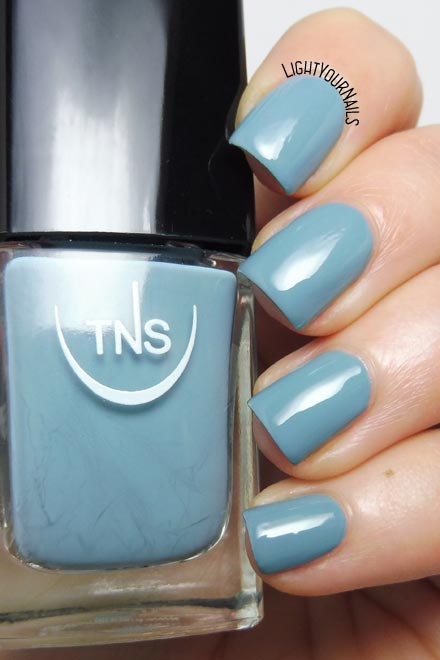 Smalto lacca grigio polvere TNS Cosmetics Firenze 551 Fortuna (Divina Terra) dusty grey creme nail polish #unghie #tnsfirenze #tnscosmetics #nails #lightyournails