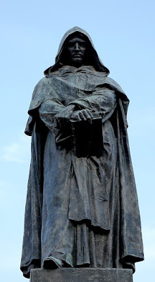 Estatua en bronce de Giordano Bruno en  Campo di Fiori, Roma.