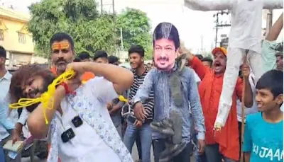 Picture of protestors carrying effigy of Tamilnadu minister Udayanidhi Stalin with slippers around his face.