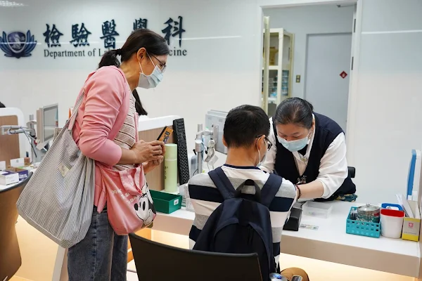 ▲信望愛智能發展中心院生家長黎小姐（左）感恩台中慈院的安排，讓孩子都能健健康康。（記者林明佑翻攝）