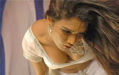 actress cleavage show in dancing 