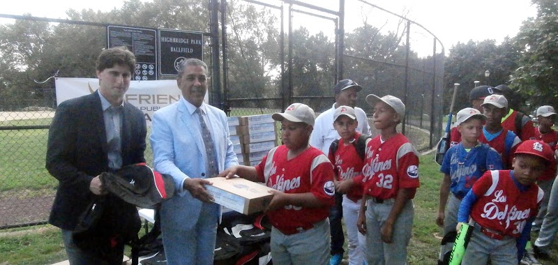 Congresista y fundación entregan útiles escolares a jugadores de la liga Los Delfines de RD