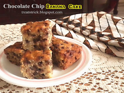 Chocolate Chip Banana Cake Recipe @ treatntrick.blogspot.com