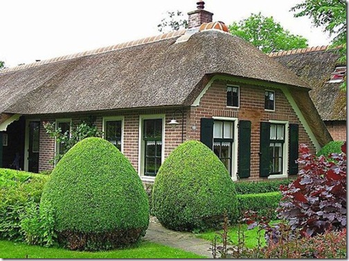 a_dutch_village_only_accessible_by_boat_640_26