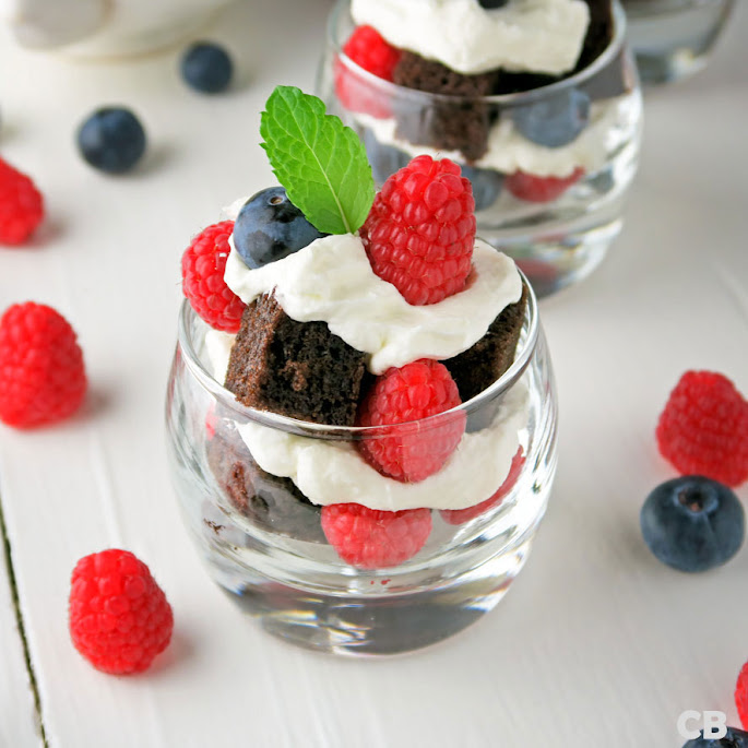 Recept: feestelijke trifles van luchtige chocoladecake met vers fruit