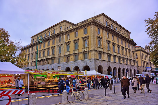 Image of market in Bergamo, Italy.