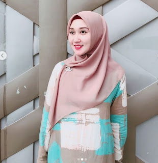 Fashion Dan Hijab Ala Dian Pelangi