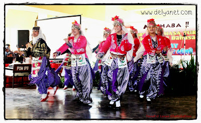 Indonesian girls performing turk dance