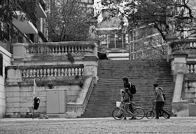 Familia con bicicletas caminando,Blanco y negro