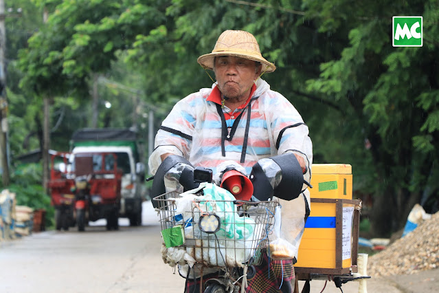 ကိုယ်ပိုင်သံစဉ် သီချင်း ဆိုပြီး ရောင်းတဲ့ ကြက်ဥပူတင်းသည်