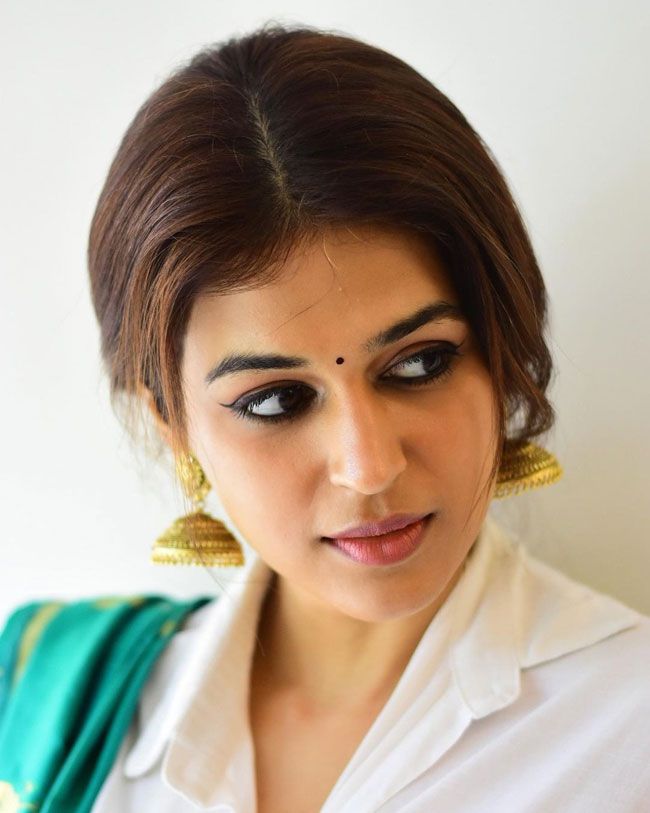 Actors Gossips: Shraddha Das in a yellow sari with her beauty, blackens everyones mind