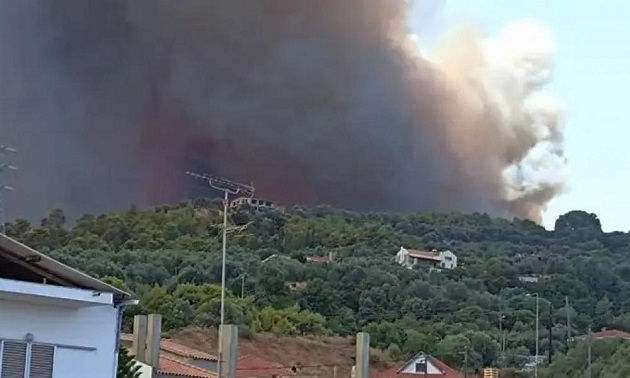 Καίνε την Αχαΐα - Πέταξαν δυναμιτάκια μέσα σε χωριά - Εκκενώνονται Ζήρια, Άνω Ζήρια και Καμάρες