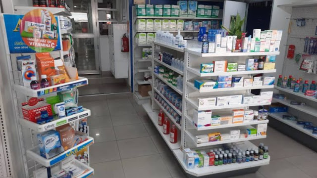 Omar Álvarez, secretario ejecutivo del Colegio de Farmacéuticos del estado Lara, expresó que en el primer trimestre del año los precios de los medicamentos han aumentado entre 50% y 75%,y también se registra escasez de antihipertensivos y antidiabéticos. “Pareciera que en el país no hay producción suficiente de estos fármacos”.  Detalló que en enero,  casi siempre se presenta “cierta escasez”  de medicamentos porque los laboratorios y  las casas de representación  están de vacaciones colectivas. Sin embargo,  “ya debería haberse regularizado el mercado y siguen fallas puntuales”.  Apuntó que muchos de esos medicamentos son fabricados en La India, Irán, no obstante, existe desconfianza entre la población debido a que no cumplen con control del Instituto Nacional de Higiene Rafael Rangel sino únicamente con permiso de importación, detalló.  Con relación a los anticonceptivos, Álvarez expresó que la  situación no es tan difícil como el caso de los antihipertensivos y los  antidiabéticos.  No obstante, en un recorrido efectuado por el Informador  Venezuela, en el centro de Barquisimeto,  en algunas farmacias solamente disponían de productos genéricos, porque las originales están “desaparecidas”  hace rato, y cuando llegan es demasiado costoso,  “Hay unas parecidas a Diane 35, y la más barata cuesta 200 bolívares”, dijo una empleada quien resguardó su identidad.  Otro desaparecido es el Eeutirox, indicado por hipotiroidismo, y se le ofrece al cliente levotiroxina, pero a la gente no le gusta. Está disponible Tiroxin original y muy costosa.  El urocit (renal) también está agotado y se puede sustituir por citrato de potasio, pero según los pacientes  no les genera el mismo resultado satisfactorio, añadió.  Una  farmacéutica de otra farmacia expresó que los medicamentos más  escasos era el pediacort, medicamento pediátrico indicado  para los  problemas respiratorio) y ocupred (colirio) y los precios son muy variables, algunos suben y otros bajan, dijo.  Mientras que en otro local establecimiento, una farmacéutica coincidió en que eutirox, pediacort , además del valprax (anticonvulsivaente) son muy solicitados pero no hay.  En embargo, Nayleth Valera, encargada de uno negocio, de una red de farmacia, aseguró que no registran escasez de medicamentos.  Y si se presenta alguna falla, ofrecen otro, por ejemplo, si en algún momento no hay en antihipertensivo  brazartán  se recomienda el hidroten. Siempre se le recomiendan opciones al paciente, detalló.  Un golpe al bolsillo Esos aumentos desproporcionados son un duro golpe al bolsillo de los pacientes o familiares quienes recorren la ciudad en búsqueda del menor precio. Uno de ellos fue Rigoberto Paredes, es hipertenso, dijo que compra la más barata, porque además debe cumplir otros tratamientos médicos.  “Mensualmente tengo que disponer de poco más de Bs. 400, gracias a hijos que me ayudan a comprar esos remedios. Las medicinas suben cada mes”, aseguró.  Wendy Arráez  compró el antibiótico y le costó 550 bolívares ($22), al menos es un medicamento que se comprar  una vez, pero mi hija toma Gardenal, es un anticonvulsivante, y cuesta  45 dólares. Nada fácil costearlo.  Según Bernardo Montero, el precio de los medicamentos aumentan todos los meses, “yo soy hipertenso y me controlo la tensión con olmezartán, el mes pasado me costaron  Bs, 205 y pregunté ahorita y valen Bs.303,50.