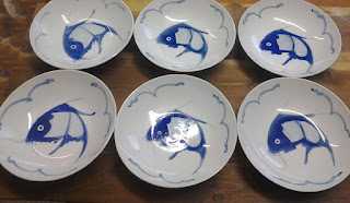 Piatto ceramica bianca con disegno Carpa blu