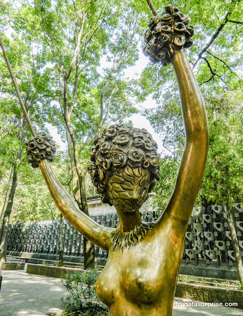 Alice no País das Maravilhas, escultura de Salvador Dali no Paseo de La Reforma na Cidade do México