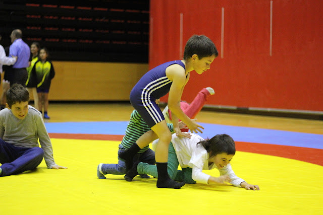 Los niños juegan en el torneo de lucha de 2015