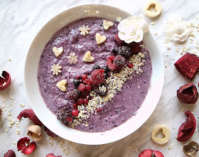 bridget jones, food, recipe, blueberries, banana, oats, smoothie bowl, vegan, vegetarian, valentines, blue soup 