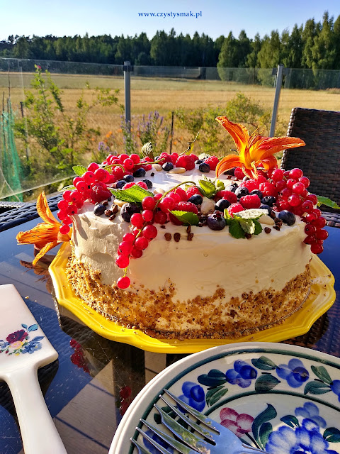 Tort z letnimi owocami
