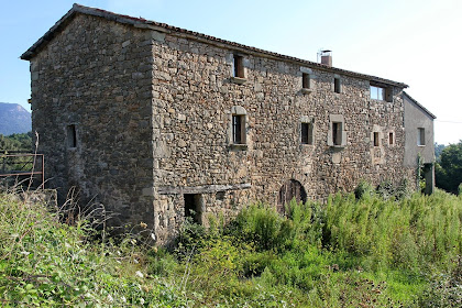 Façana de migdia de la masia de Casagua. Aquesta masia pertany al veïnat del Casó del municipi de Montclar