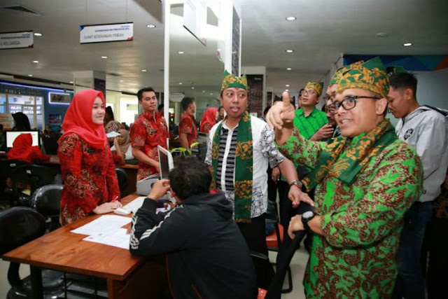 Bupati Banyuwangi, Anas Ajak Rommy Blusukan ke Smart Kampung