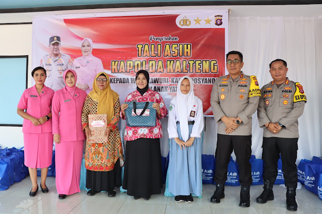 Saat Kunker ke Polres Sukamara, Kapolda Kalteng Bagikan Ratusan Bansos Kepada Warakawuri, Yatim Piatu dan Kader Posyandu