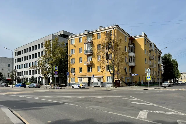 1-й Щипковский переулок, административное здание 2007 года постройки, жилой дом 1928 года постройки