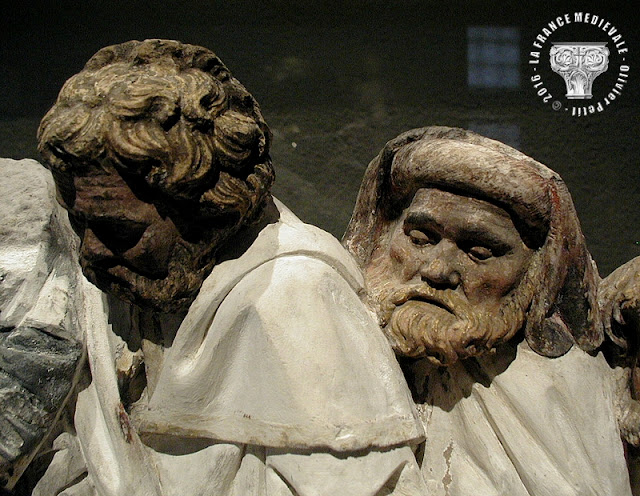 AUTUN (71) - Musée Rolin : Haut-relief de la Résurrection de Lazare (XVe siècle)